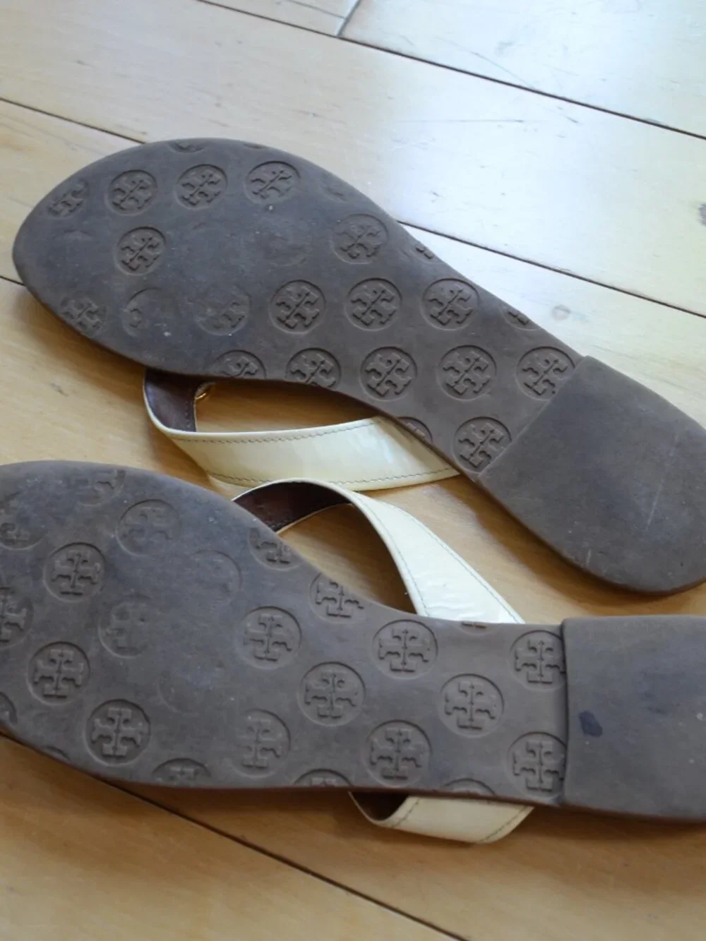 Tory Burch Thora Beige Leather Gold Logo Thong Flat Sandals Size 11M